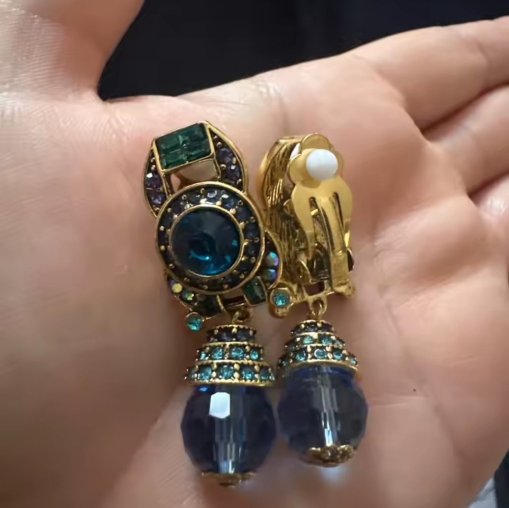 NWT Gorgeous BLUE CRYSTAL DROP EARRINGS. PIERCED OR CLIP ON. - Picture 4 of 7